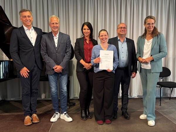 Dr. Stefan Kerth, Hans-J&uuml;rgen Kampa, Dajana Rohloff, Martina Fenzel, Volkmar Do&szlig; und Bettina Martin (v. l. n. r.) zur Urkunden&uuml;bergabe in Stralsund