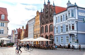 wal_172619-town-houses-7394363_1280_2-pixabay