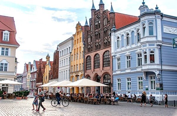 wal_172619-town-houses-7394363_1280_2-pixabay
