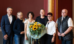 Yvonne K&ouml;hler ist &raquo;Frau des Jahres 2026&laquo;. V.l.n.r.: Landrat Dr. Stefan Kerth, Vizelandr&auml;tin Kathrin Meyer, Gleichstellungsbeauftragte Dr. Christine Braun, Yvonne K&ouml;hler, Gabriele Warmbier, Kreistagspr&auml;sident Andreas Kuhn