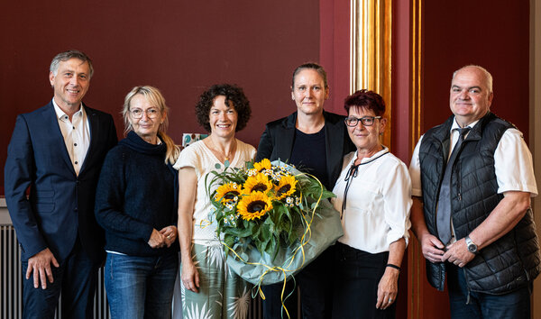 Yvonne K&ouml;hler ist &raquo;Frau des Jahres 2026&laquo;. V.l.n.r.: Landrat Dr. Stefan Kerth, Vizelandr&auml;tin Kathrin Meyer, Gleichstellungsbeauftragte Dr. Christine Braun, Yvonne K&ouml;hler, Gabriele Warmbier, Kreistagspr&auml;sident Andreas Kuhn