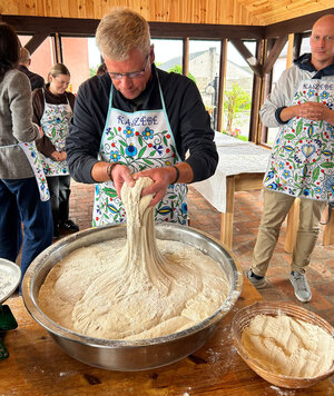 Gemeinsames Brotbacken in Byt&oacute;w. 