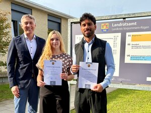 Landrat Dr. Stefan Kerth (links) &uuml;berreichte die Ernennungsurkunde an Michelle Weiser (Mitte) und Karim Sami Baumann (rechts)