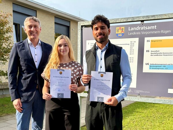 Landrat Dr. Stefan Kerth (links) &uuml;berreichte die Ernennungsurkunde an Michelle Weiser (Mitte) und Karim Sami Baumann (rechts)