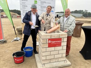 Grundsteinlegung f&uuml;r die Erweiterung des Kompostwerks Reinberg (v.l.n.r.): OVVD-Gesch&auml;ftsf&uuml;hrer Eiko Potreck, Landrat Dr. Stefan Kerth und J&ouml;rg Hasselmann, Vorsitzender des Aufsichtsrates der OVVD GmbH