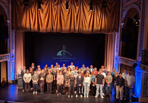 Der Abschlussjahrgang 2026 gemeinsam mit allen Ausbilderinnen und Ausbildern des Landkreises Vorpommern-R&uuml;gen im Theater Putbus
