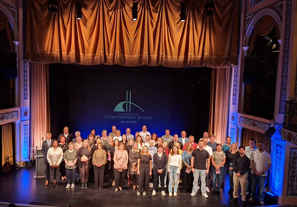Der Abschlussjahrgang 2026 gemeinsam mit allen Ausbilderinnen und Ausbildern des Landkreises Vorpommern-R&uuml;gen im Theater Putbus