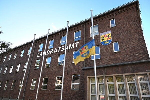 Landkreis Vorpommern-R&uuml;gen Flagge auf Halbmast