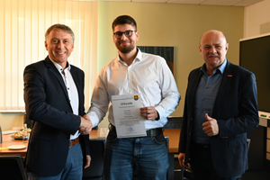 Ehrenmedaille f&uuml;r Jahrgangsbester Zimmererlehrling 2026: Landrat Dr. Stefan Kerth, Jahrgangsbester Zimmererlehrling Tom Hoppe, Gesch&auml;ftsf&uuml;hrer Kreishandwerkerschaft R&uuml;gen-Stralsund-Nordvorpommern Uwe Ambrosat (v.l.n.r.) @ Landkreis Vorpommern-R&uuml;gen