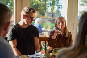 Sabrina Repp und Thomas M&ouml;hnke im Austausch zum Thema LEADER ab 2028 im Hofladen Naturhof Otto