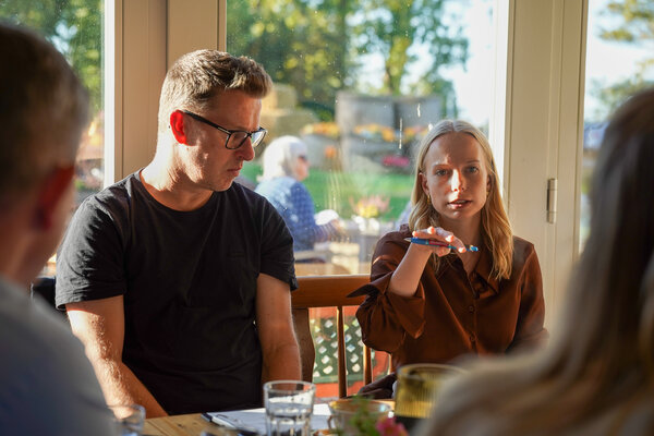 Sabrina Repp und Thomas M&ouml;hnke im Austausch zum Thema LEADER ab 2028 im Hofladen Naturhof Otto